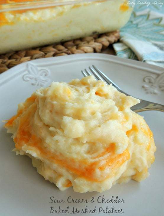 Sour Cream & Cheddar Baked Mashed Potatoes and The Greatest Holiday Side Dish Recipes Ever | Betsylife.com 