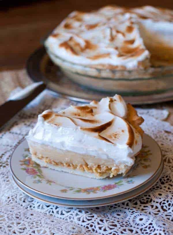 Caramel Crunch Cream Pie has a crunchy layer of caramel-y rice krispies. Perfect for the holidays! |Betsylife.com 